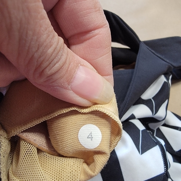 Lululemon Size 4 Black & White Chevron Pattern Scoop Neck Tank - Picture 8 of 10